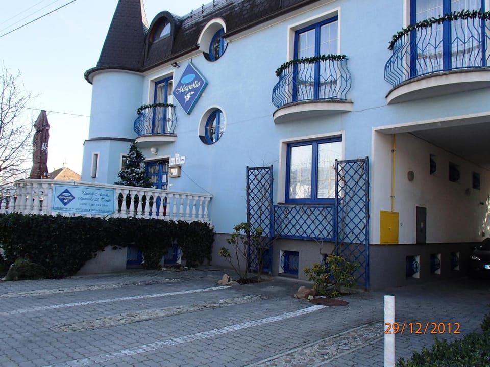 Property building, Facade/entrance, Off site, Parking