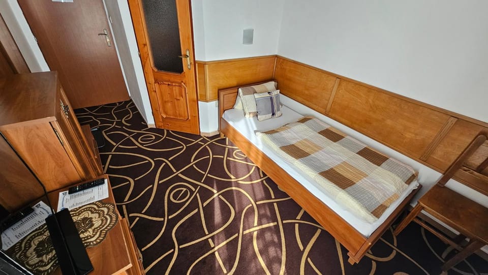 Photo of the whole room, air conditioner