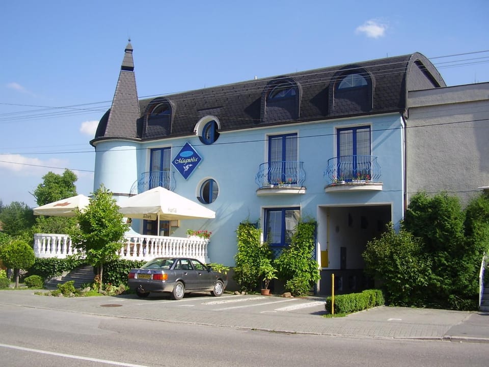 Property building, Facade/entrance, Off site, Balcony/Terrace, Parking