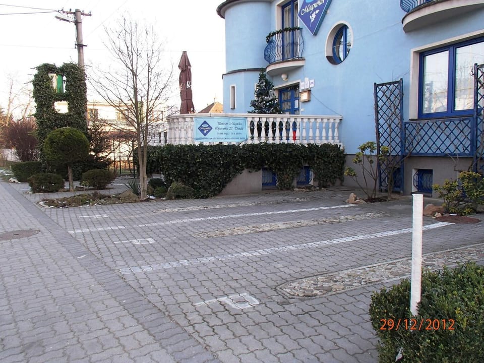 Property building, Facade/entrance, Off site, Parking