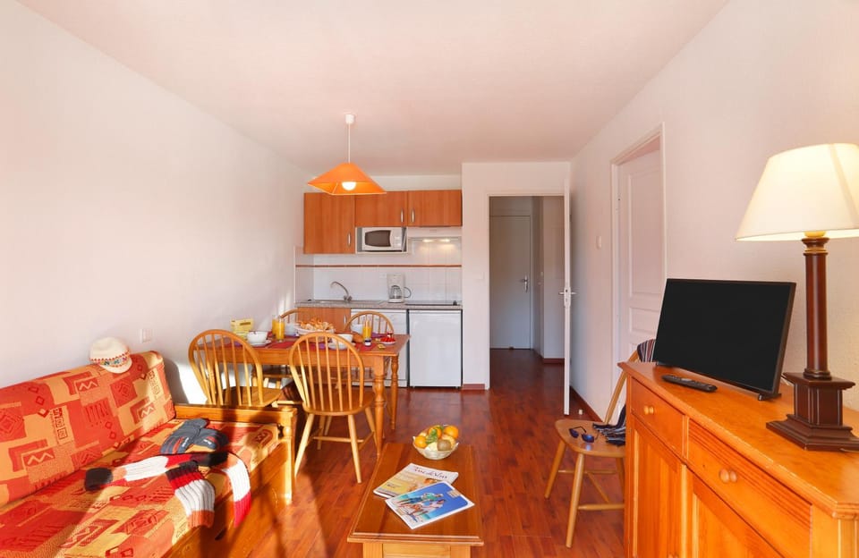 Kitchen or kitchenette, Living room, Dining area