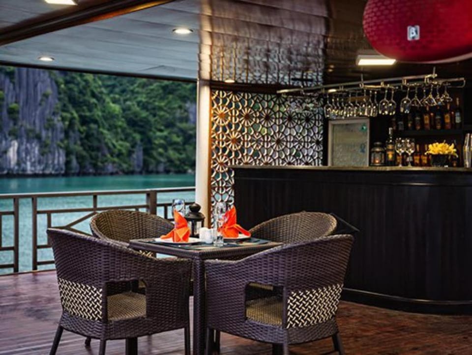 Restaurant/places to eat, Food and drinks, Seating area