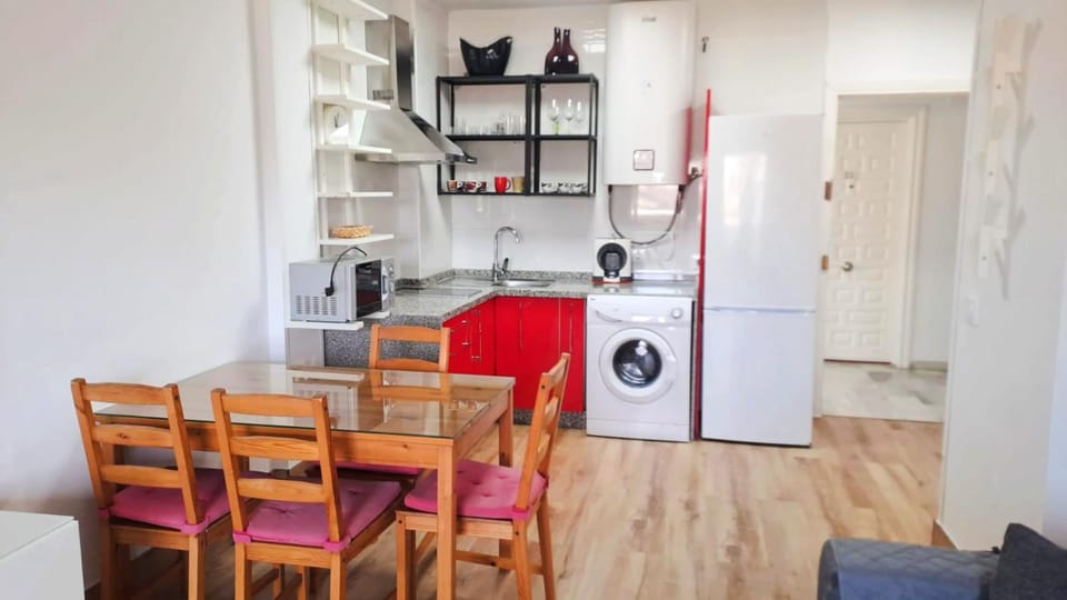 Coffee/tea facilities, Kitchen or kitchenette, Dining area, minibar, stove, washing machine