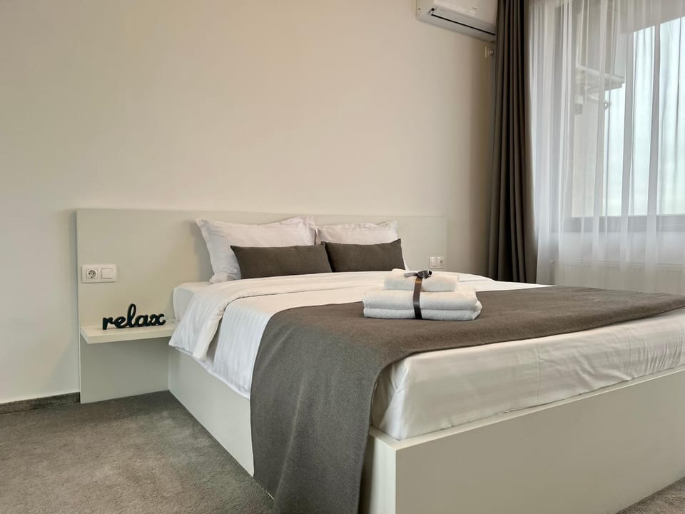 Bed, TV and multimedia, Balcony/Terrace, Photo of the whole room, Bedroom, City view, Mountain view, air conditioner