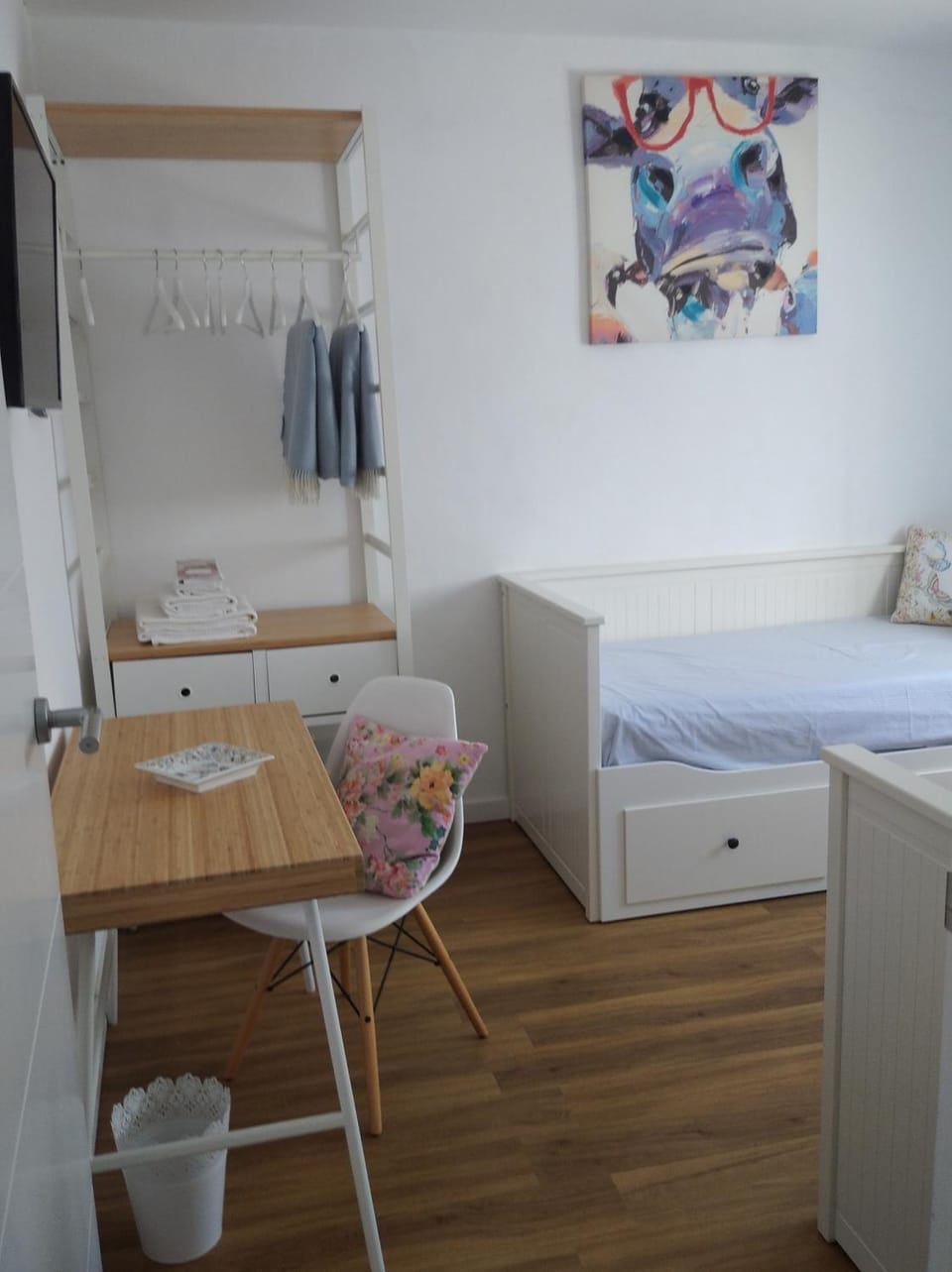 Bed, TV and multimedia, Bedroom, wardrobe