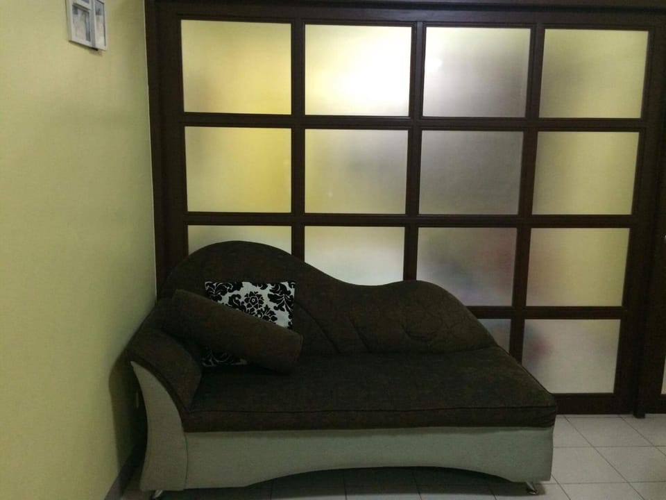 Leons Den is a long term accomodation of atleast 1 month stay Apartment in Pasig