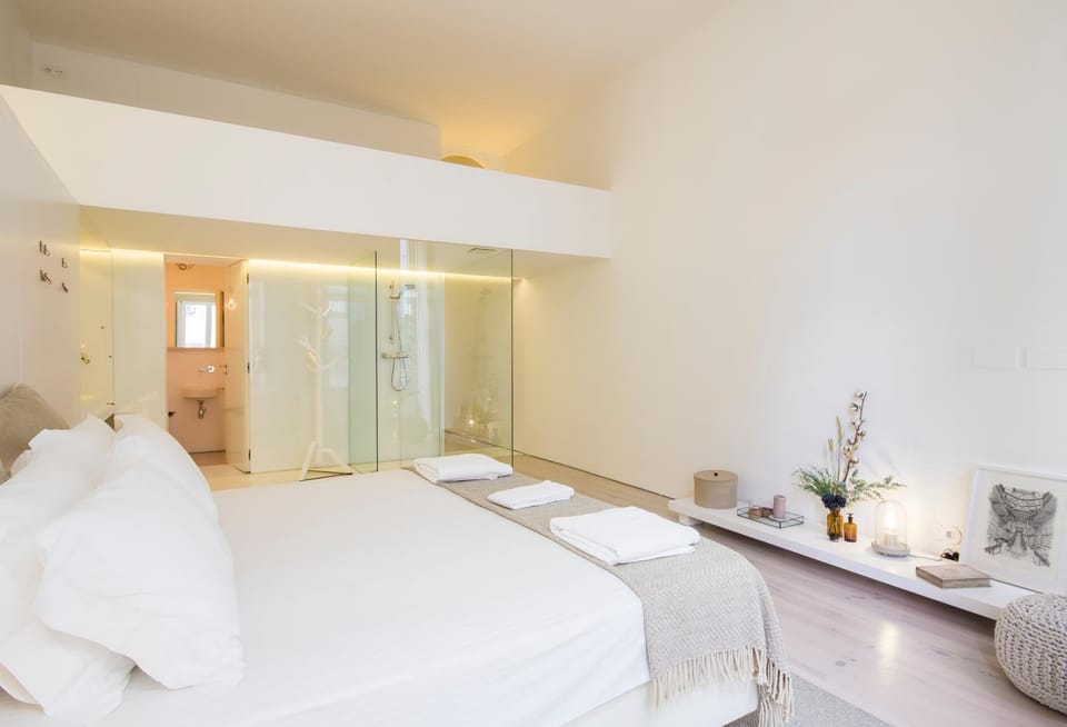 Shower, Bed, Photo of the whole room, Bedroom