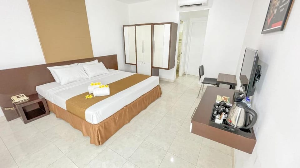Bed, TV and multimedia, Bedroom