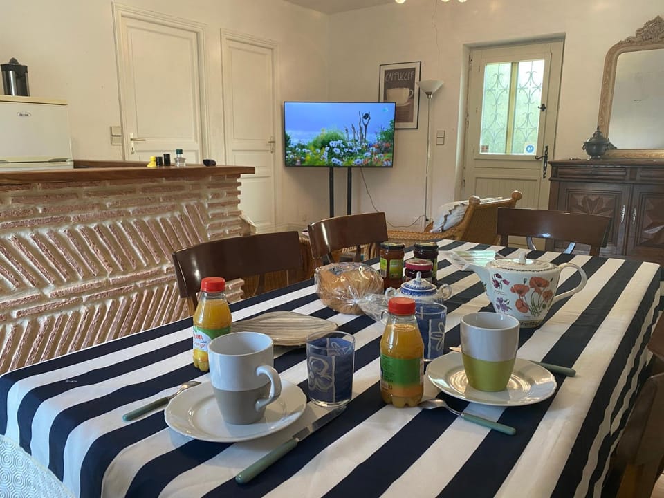 TV and multimedia, Coffee/tea facilities, Kitchen or kitchenette, Dining area