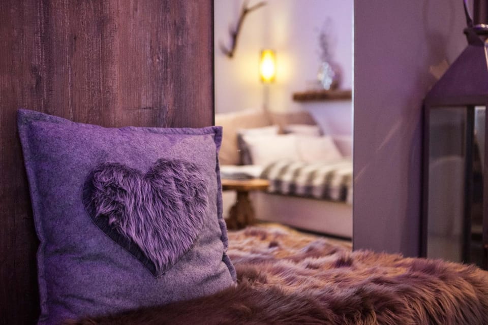 Photo of the whole room, Decorative detail