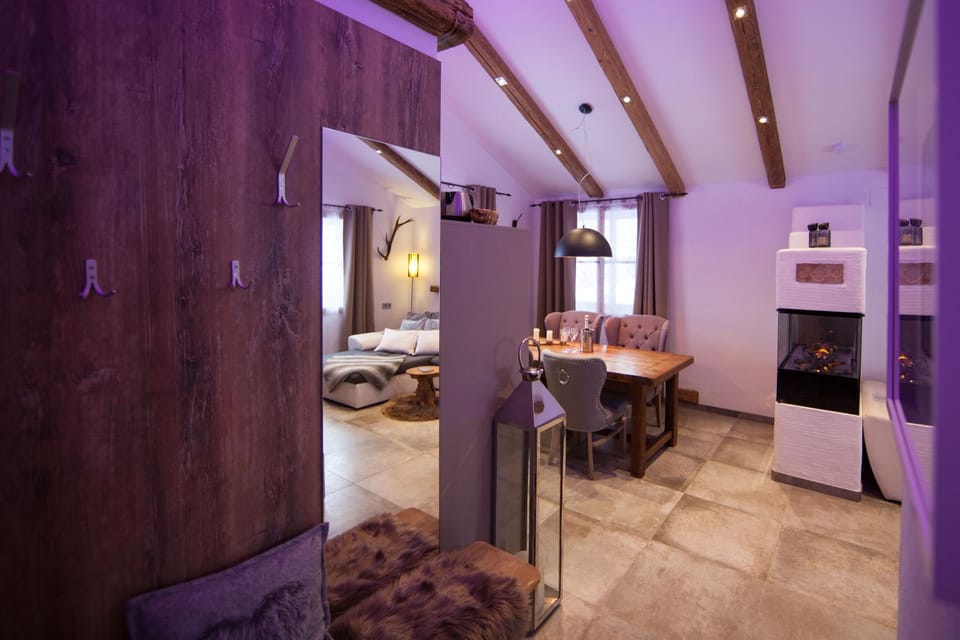 Photo of the whole room, Decorative detail, Dining area