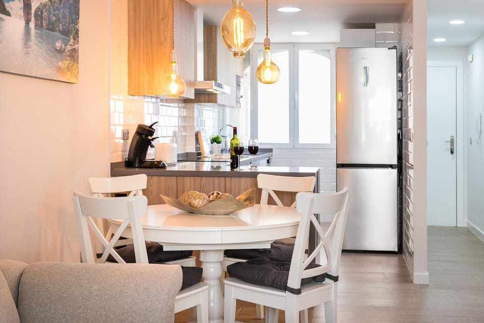Kitchen or kitchenette, Dining area