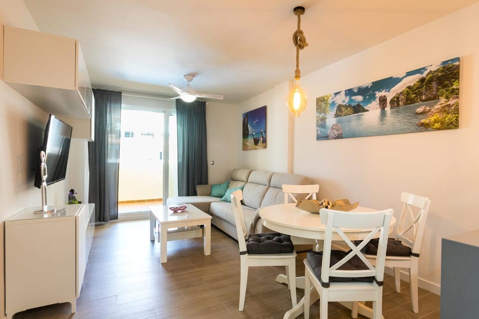 TV and multimedia, Living room, Seating area, Dining area