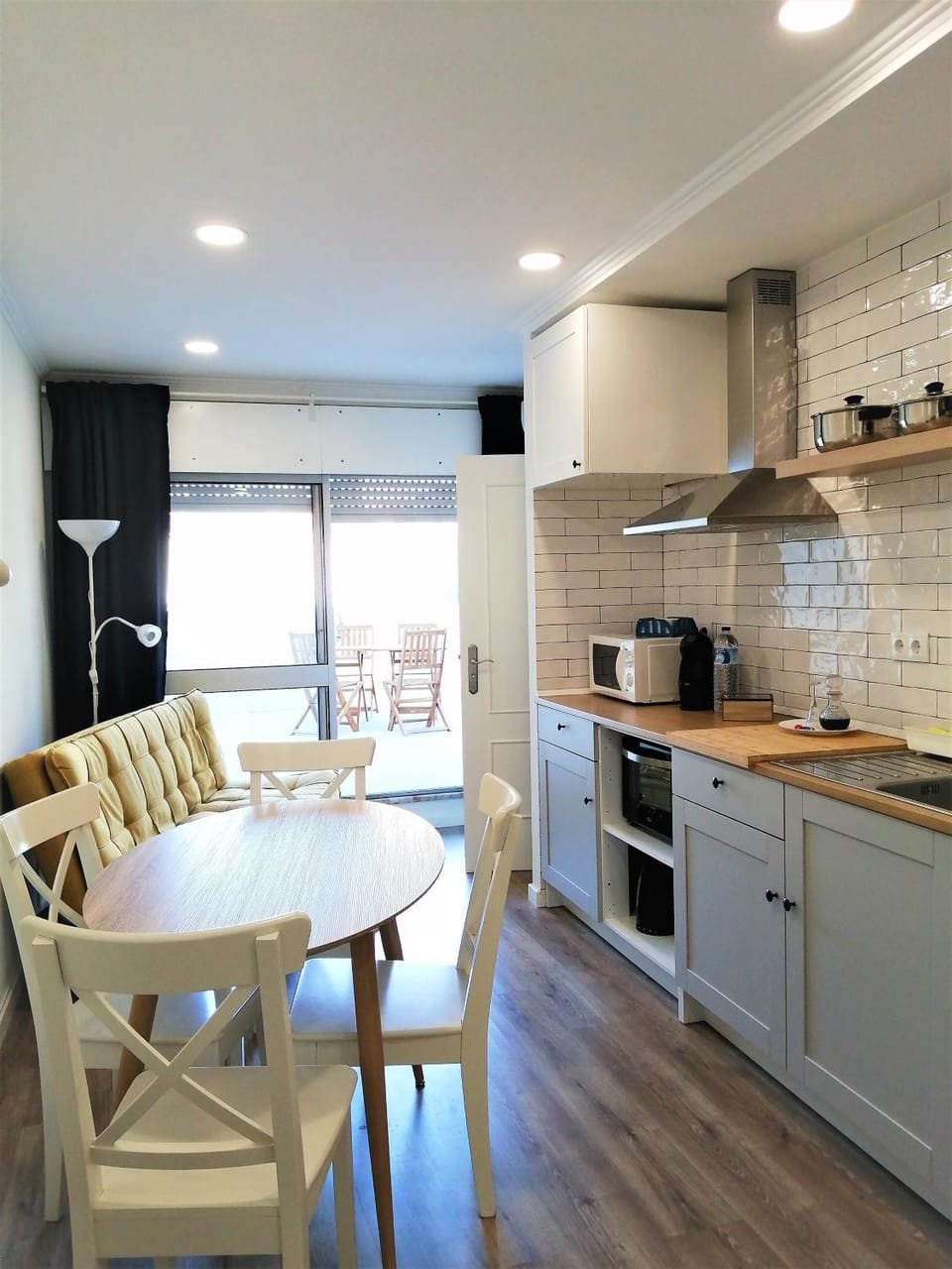 Communal lounge/ TV room, Coffee/tea facilities, Kitchen or kitchenette, Dining area, minibar, pet friendly, stove, toaster, air conditioner