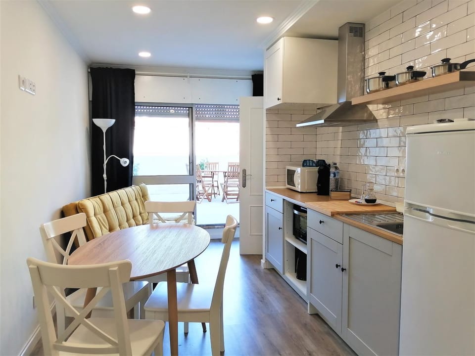Coffee/tea facilities, Kitchen or kitchenette, Dining area, minibar, pet friendly, stove, toaster, air conditioner