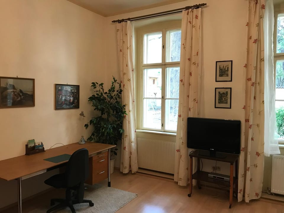 Photo of the whole room, Decorative detail