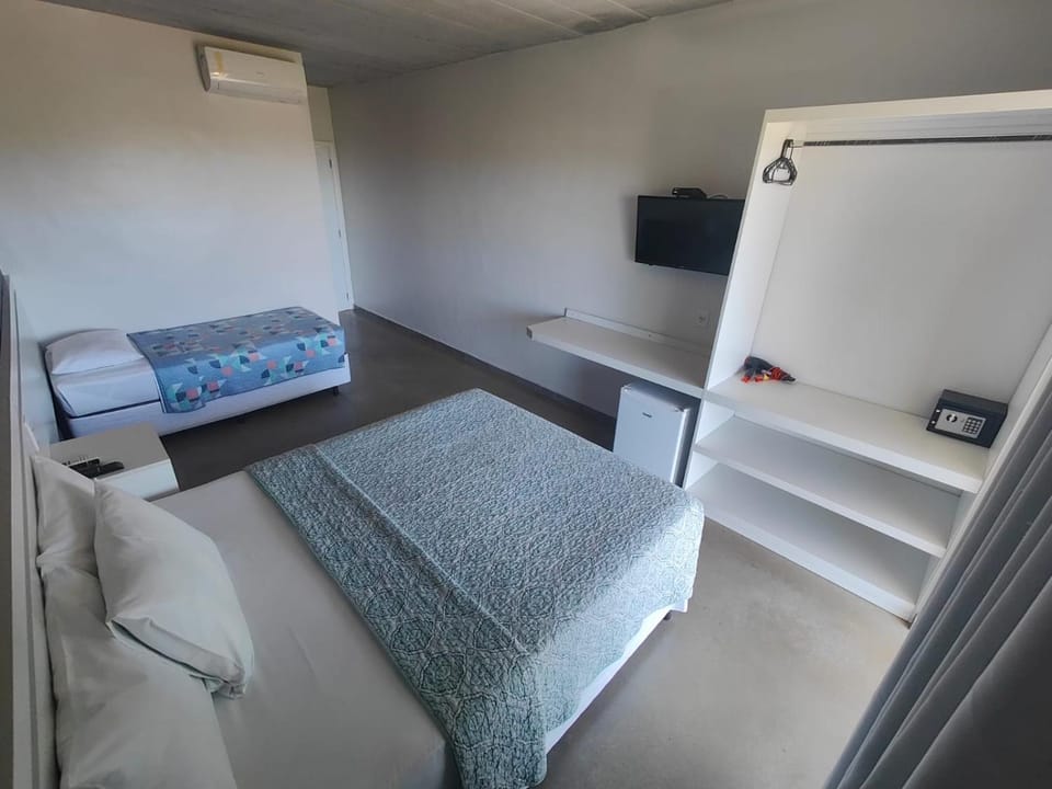 Bed, TV and multimedia, Photo of the whole room, Bedroom, wardrobe, air conditioner
