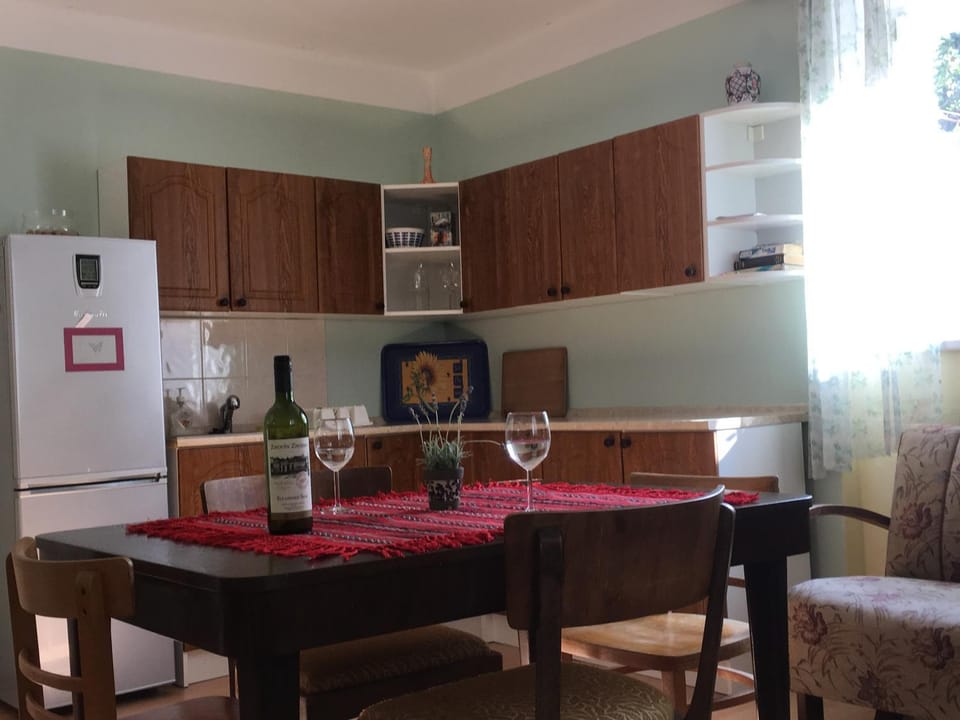 Kitchen or kitchenette, Dining area, Drinks