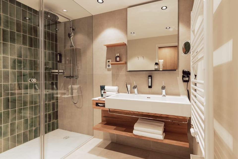 Shower, Bathroom, Decorative detail, towels