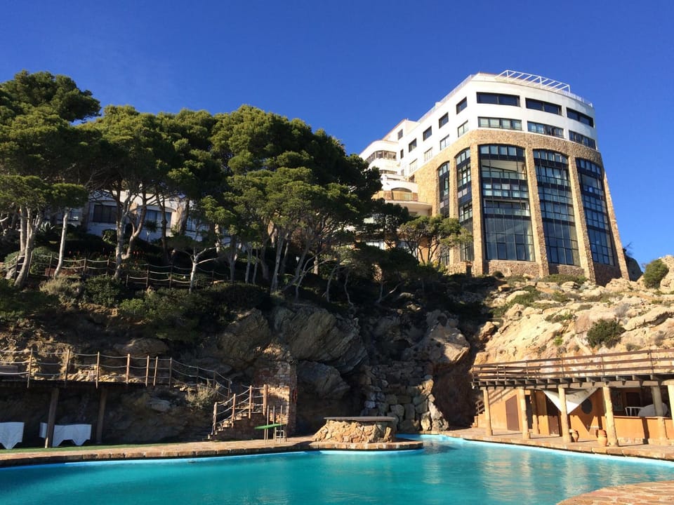 Property building, Facade/entrance, Garden, Garden view, Pool view, Area and facilities, Swimming pool
