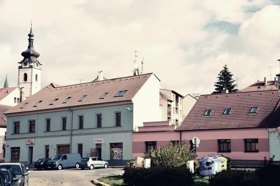 Property building, Nearby landmark, Neighbourhood, Street view, Supermarket/grocery shop