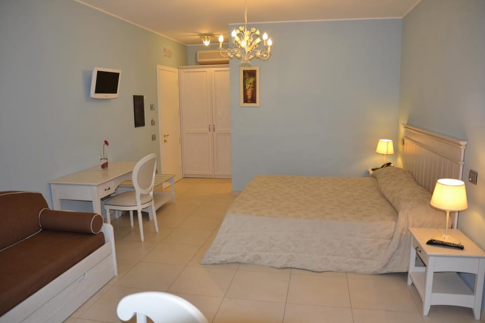 Coffee/tea facilities, Decorative detail, Seating area, Bedroom