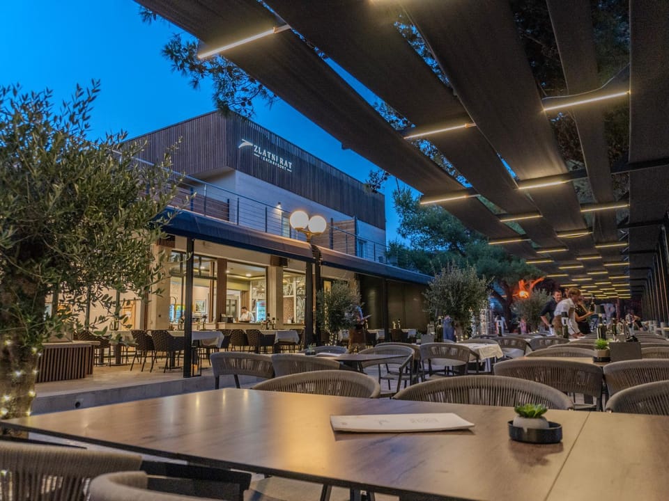 Property building, Restaurant/places to eat, Lounge or bar