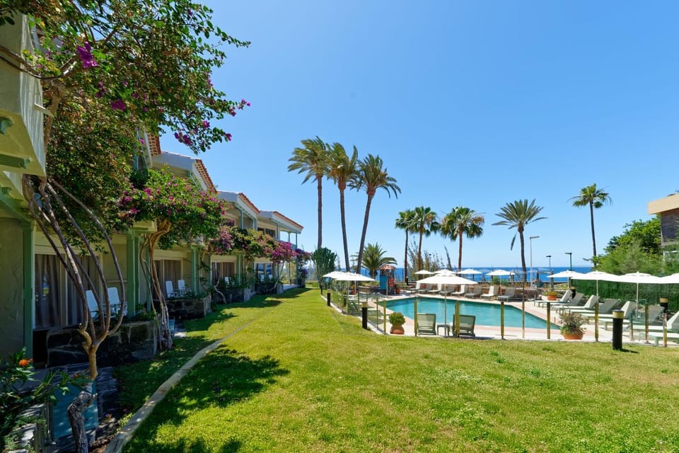 Property building, Garden, Sea view, Swimming pool