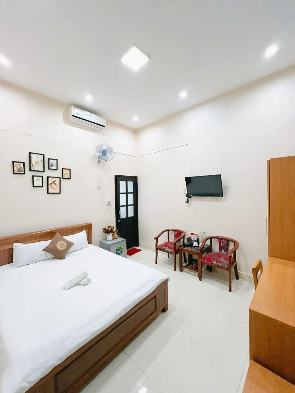 Bed, TV and multimedia, Photo of the whole room, Seating area, Bedroom, air conditioner
