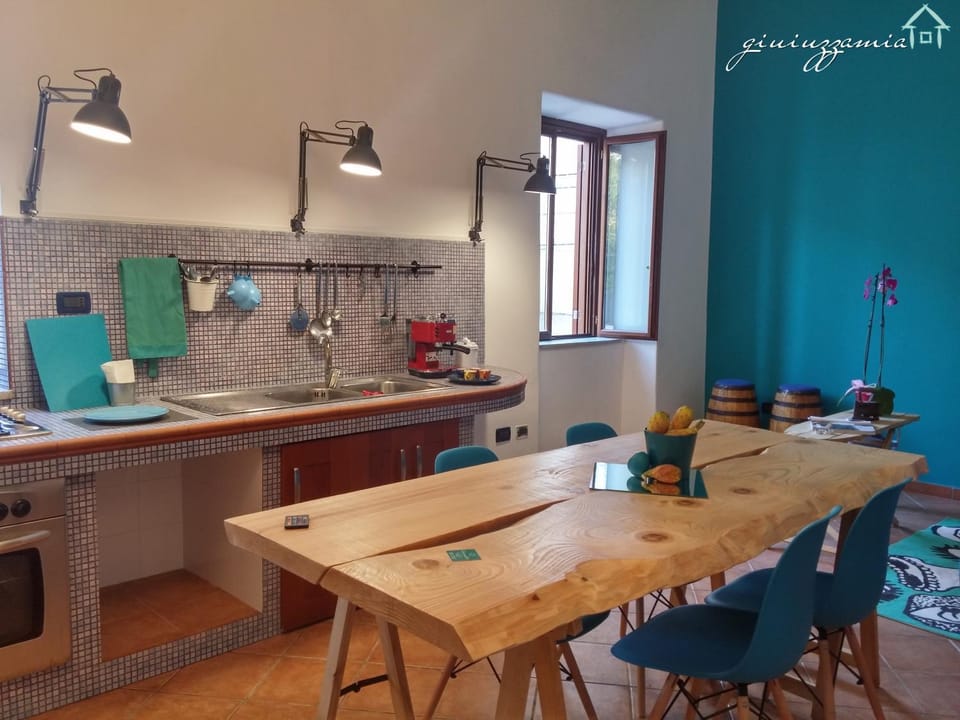 TV and multimedia, Coffee/tea facilities, Kitchen or kitchenette, Living room, Lounge or bar, Food and drinks, Banquet/Function facilities, Seating area, Dining area, Communal kitchen, Food