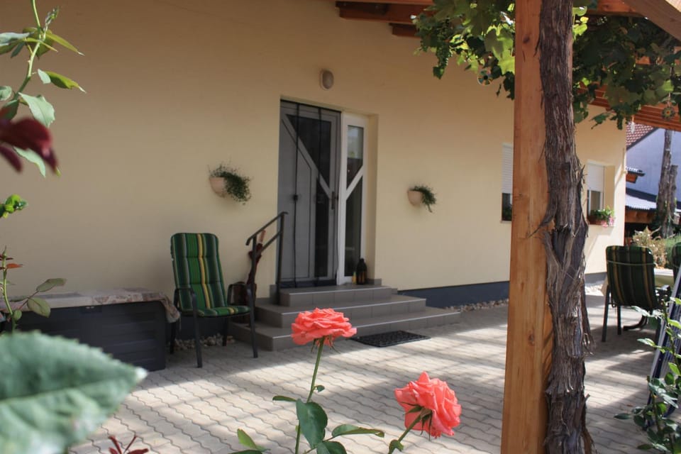 Patio, Facade/entrance