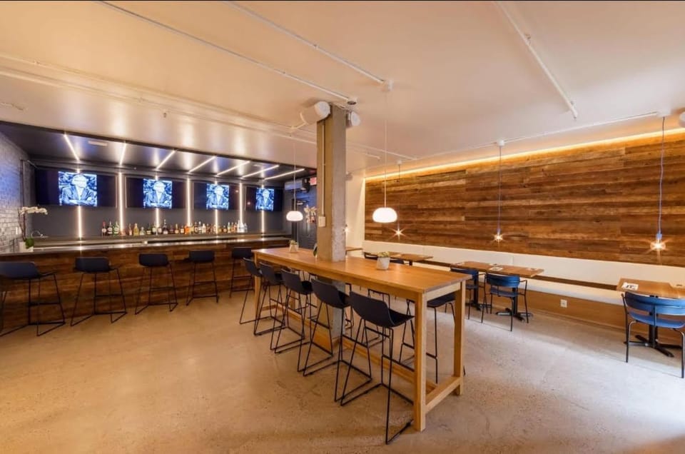 Restaurant/places to eat, Karaoke, Lounge or bar, Food and drinks, Evening entertainment, Entertainment
