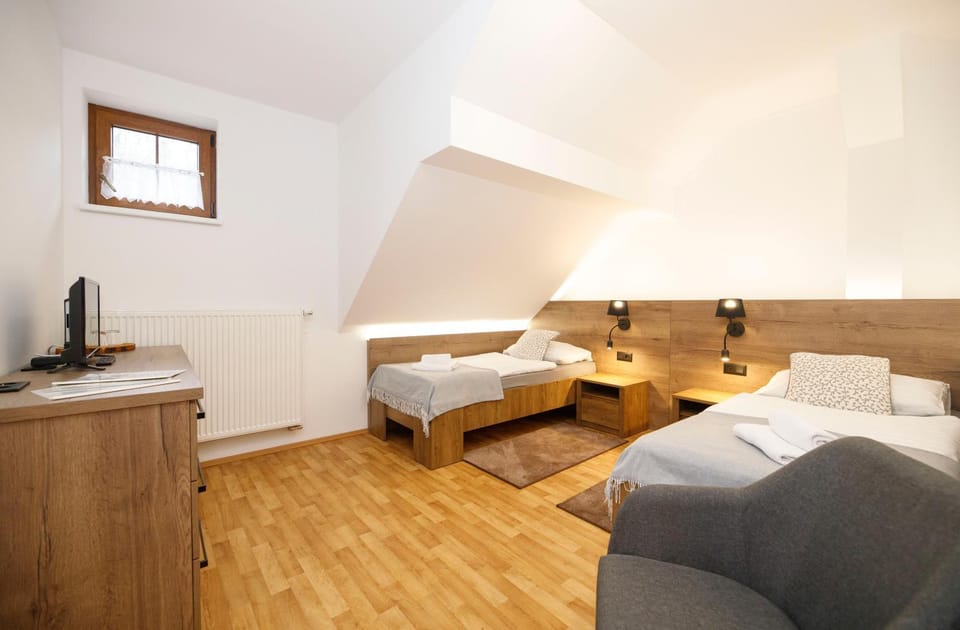 Bed, TV and multimedia, Photo of the whole room