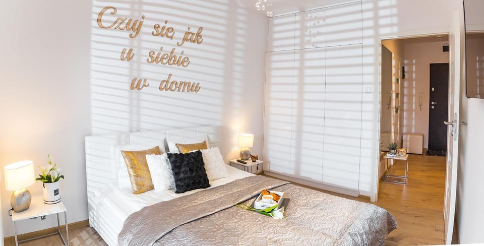 Bed, TV and multimedia, Balcony/Terrace, Seating area, Bedroom