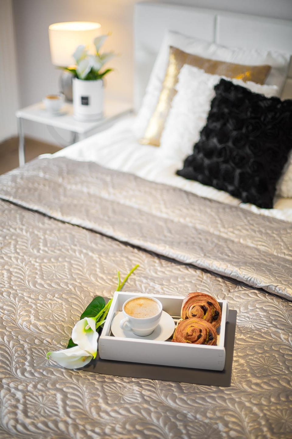 Bed, Decorative detail, Seating area, Bedroom