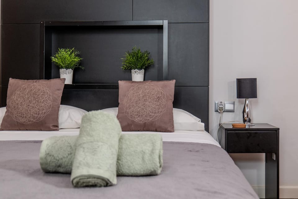 Bed, Bedroom, towels