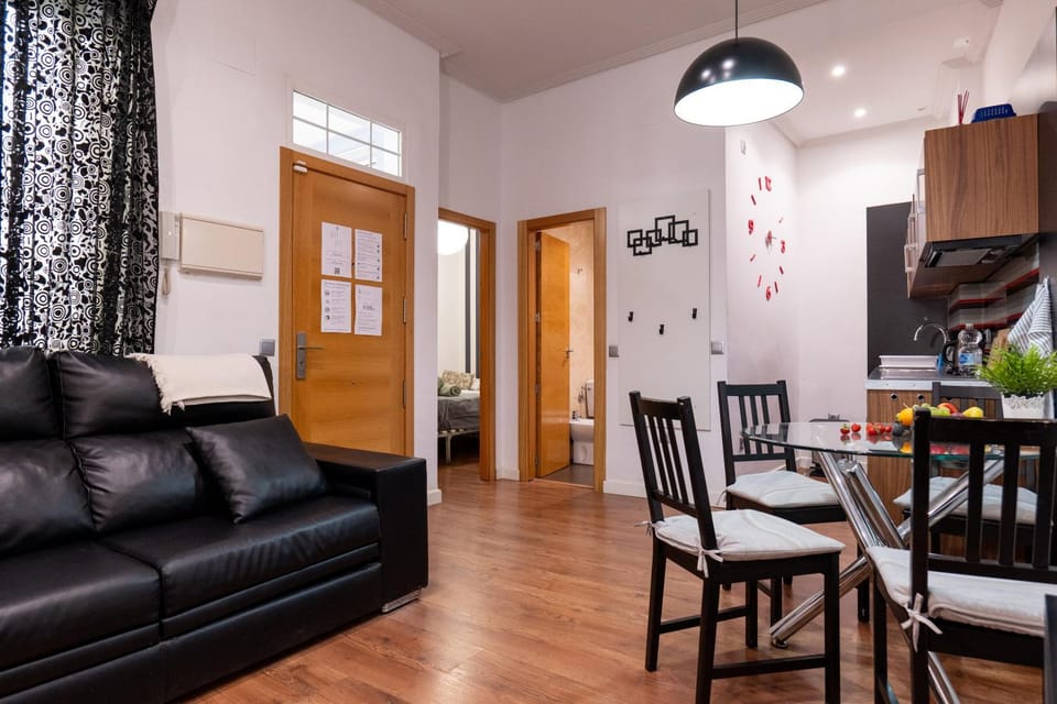 Kitchen or kitchenette, Living room, Seating area, Dining area