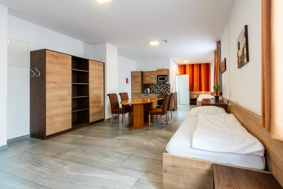 Bed, Kitchen or kitchenette, Photo of the whole room, Seating area, Dining area, Bedroom, microwave, oven, wardrobe