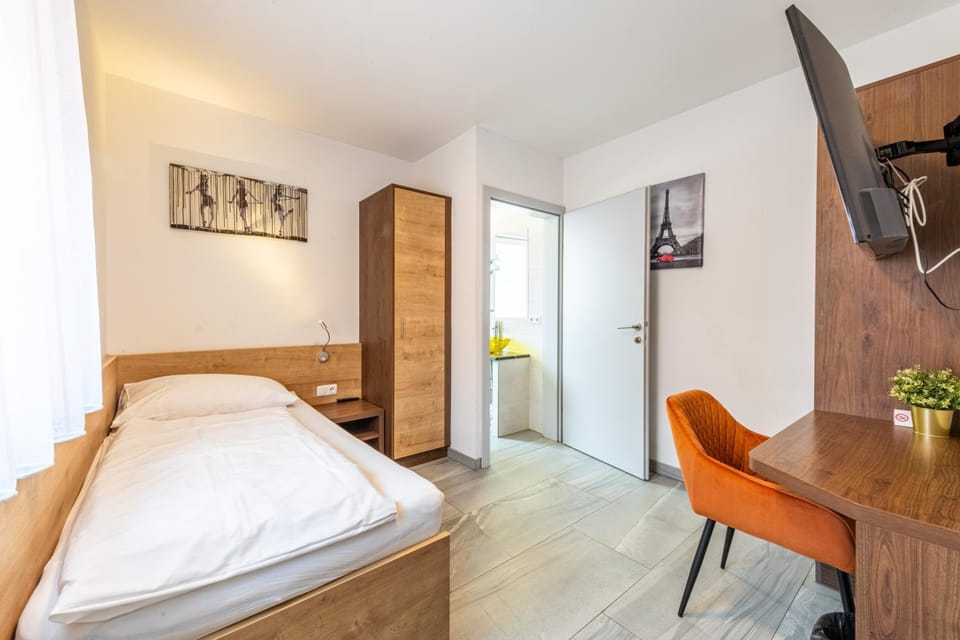 Bed, Bathroom, TV and multimedia, Photo of the whole room, Seating area, Bedroom, wardrobe