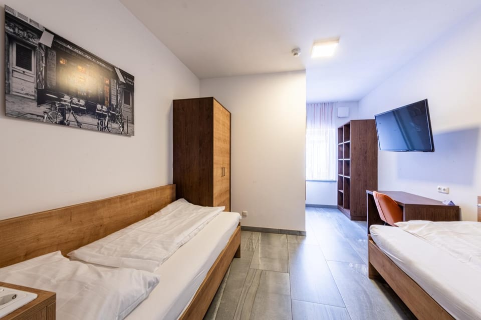 Bed, TV and multimedia, Photo of the whole room, Seating area, Bedroom