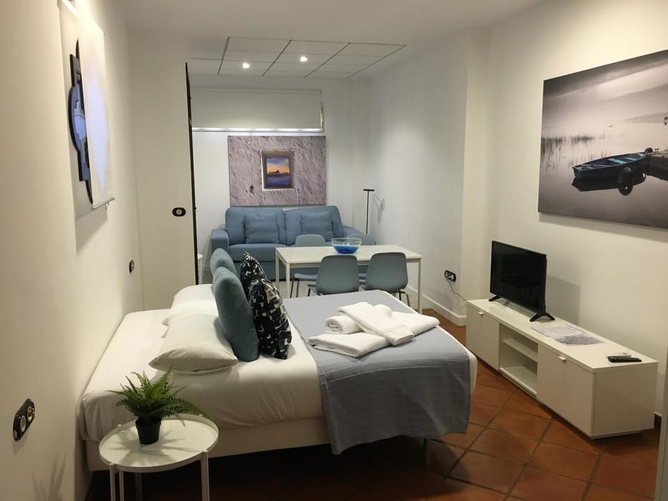 Bed, TV and multimedia, Photo of the whole room