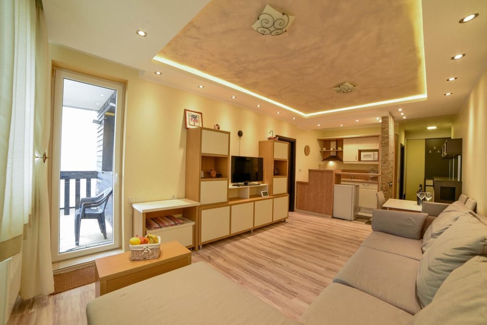 TV and multimedia, Living room, Seating area, Evening entertainment