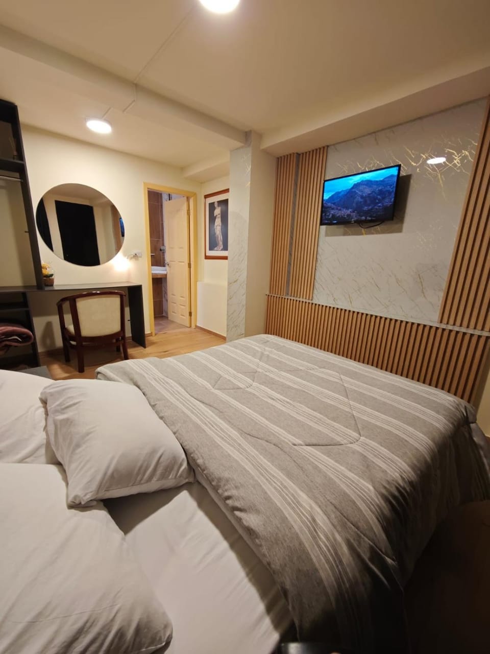 Bed, TV and multimedia, Photo of the whole room, Bedroom