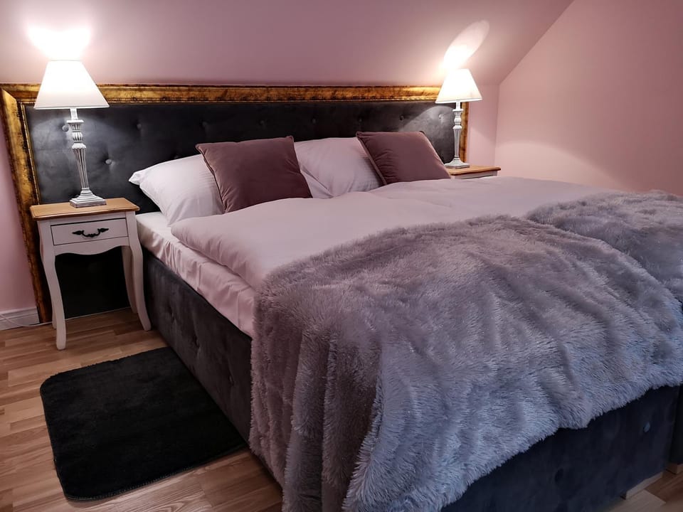 Bed, Photo of the whole room, Bedroom, Garden view