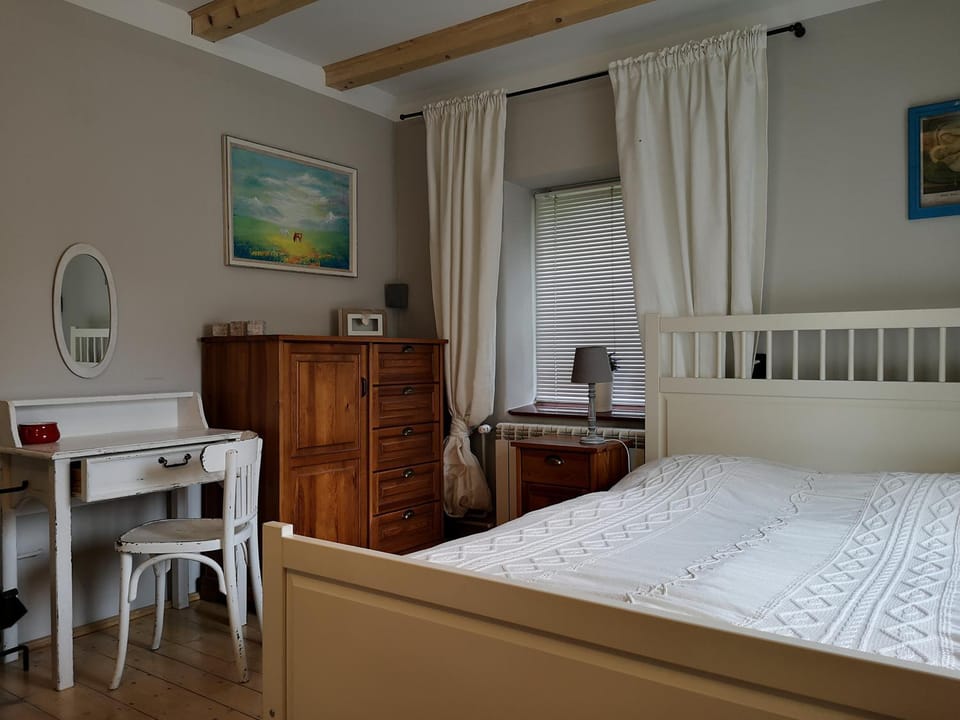 Bed, Photo of the whole room, Garden view