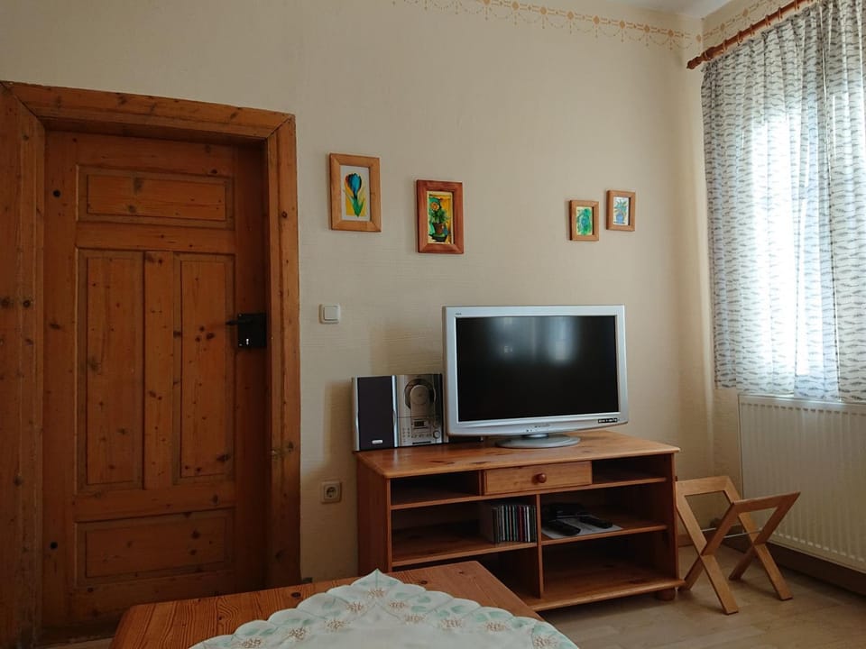 Communal lounge/ TV room, TV and multimedia, Living room