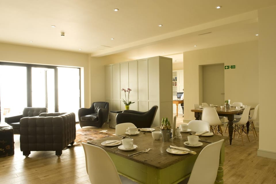 Restaurant/places to eat, Lounge or bar