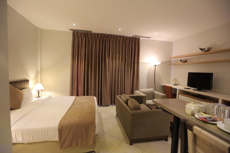 Coffee/tea facilities, Kitchen or kitchenette, Living room, Dining area, Bedroom