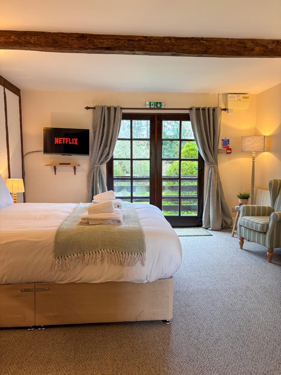 Bed, TV and multimedia, Photo of the whole room