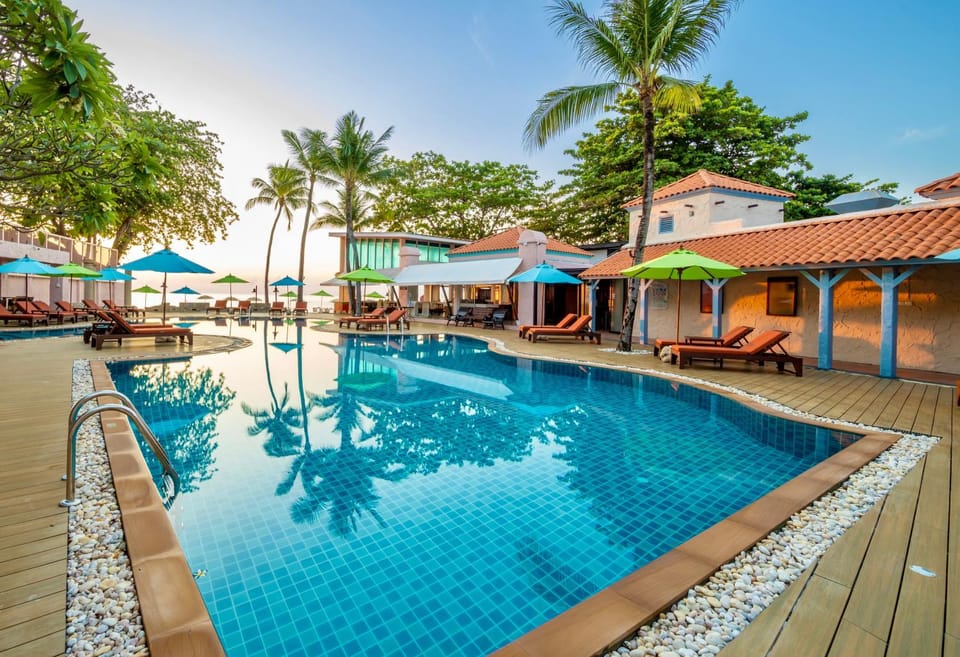 Property building, Restaurant/places to eat, Beach, Beach, Sea view, Swimming pool, Sunrise, Sunset